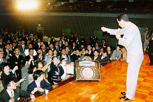 �����̑O�ł͗D�����O�[